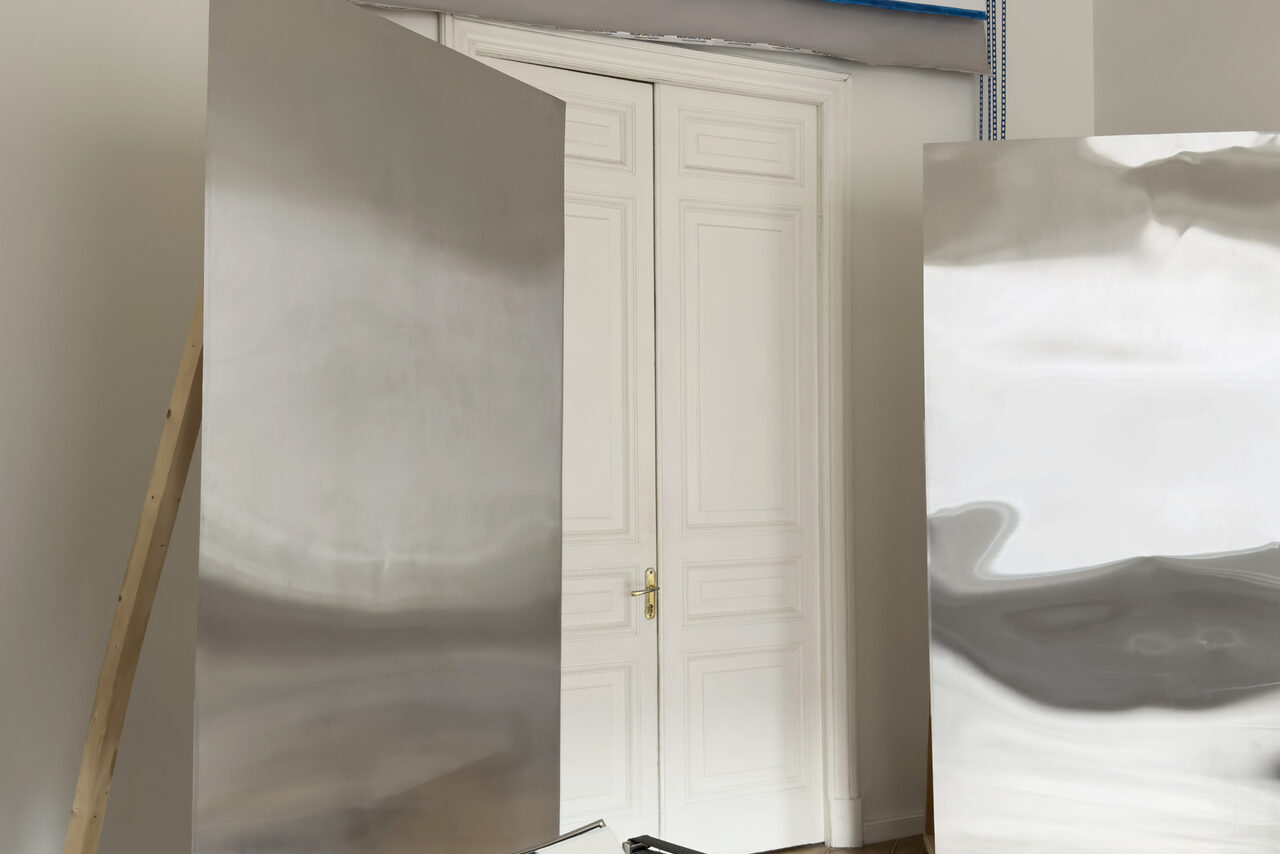 Арендовать Светлый зал с белой циклорамой и балконом