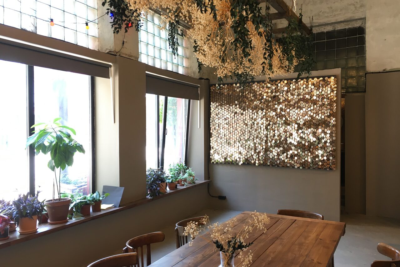 Арендовать Лофт с отдельным входом и большими окнами