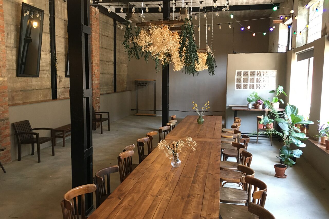 Арендовать Лофт с отдельным входом и большими окнами