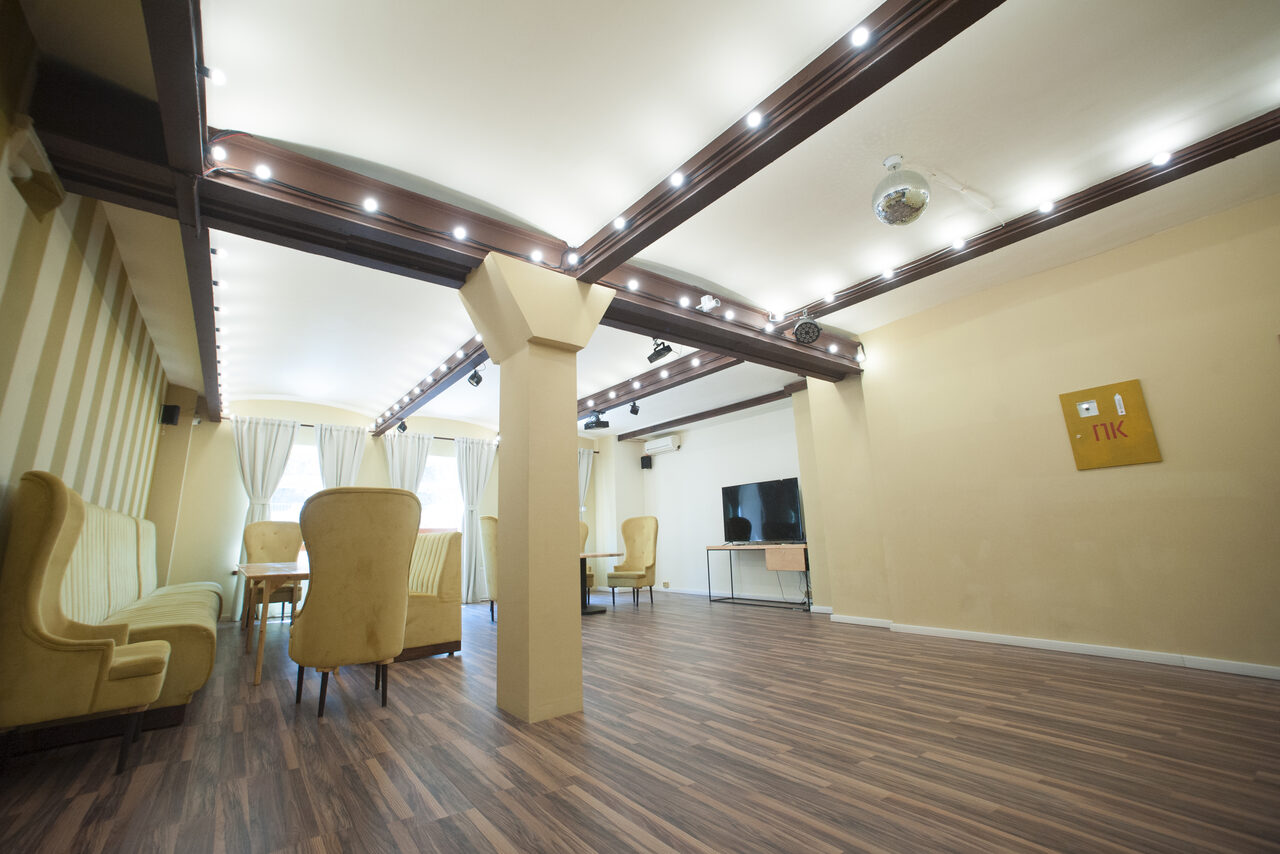 Арендовать Светлое пространство с колонной и дизайнерским потолком