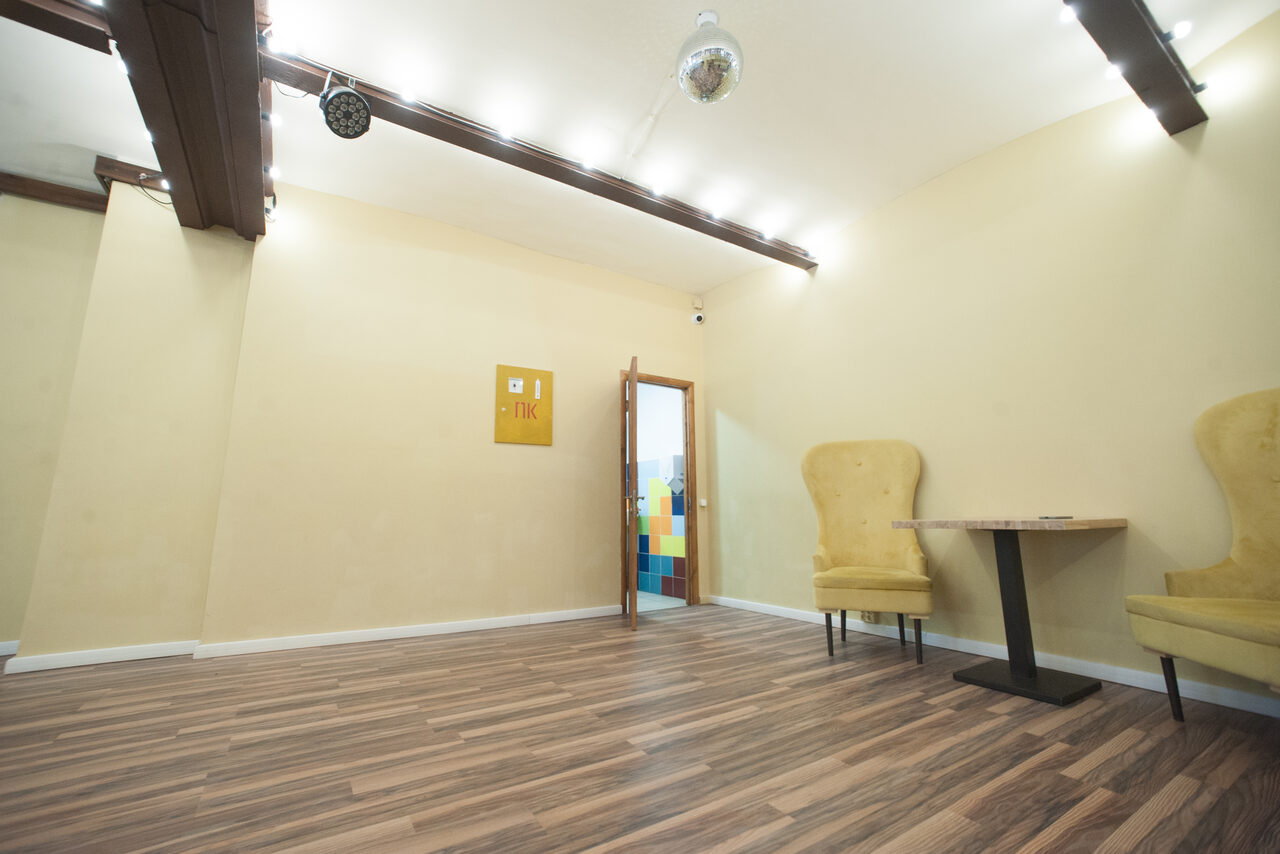 Арендовать Светлое пространство с колонной и дизайнерским потолком