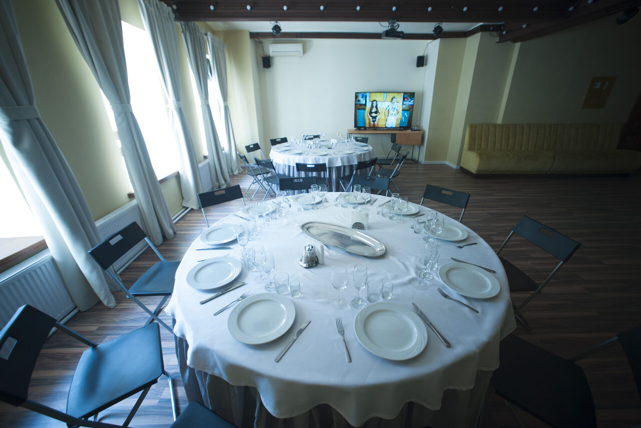 Арендовать Светлое пространство с колонной и дизайнерским потолком