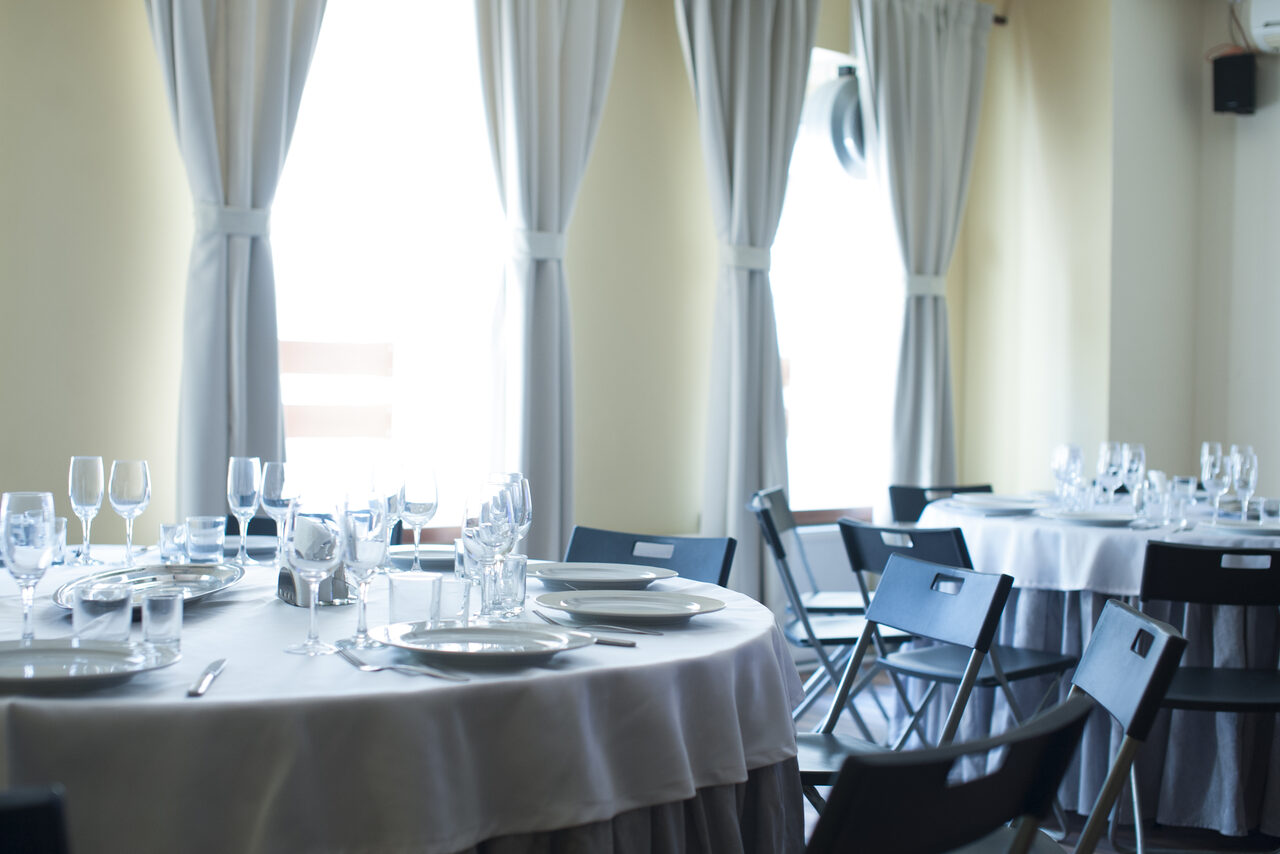 Арендовать Светлое пространство с колонной и дизайнерским потолком