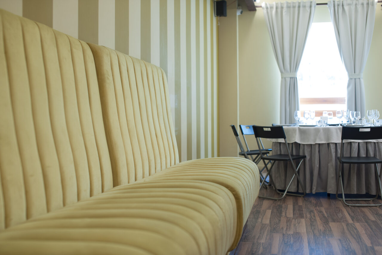 Арендовать Светлое пространство с колонной и дизайнерским потолком