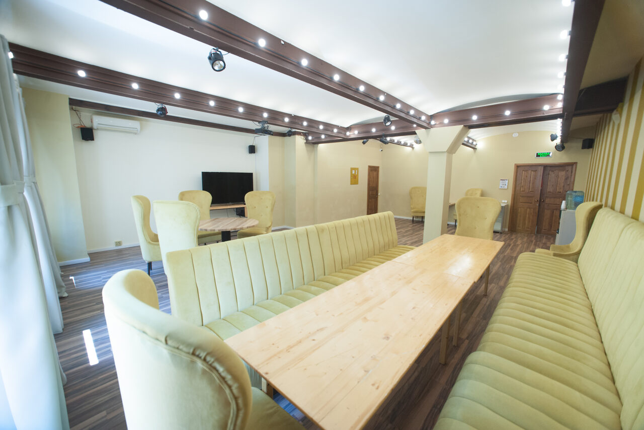 Арендовать Светлое пространство с колонной и дизайнерским потолком