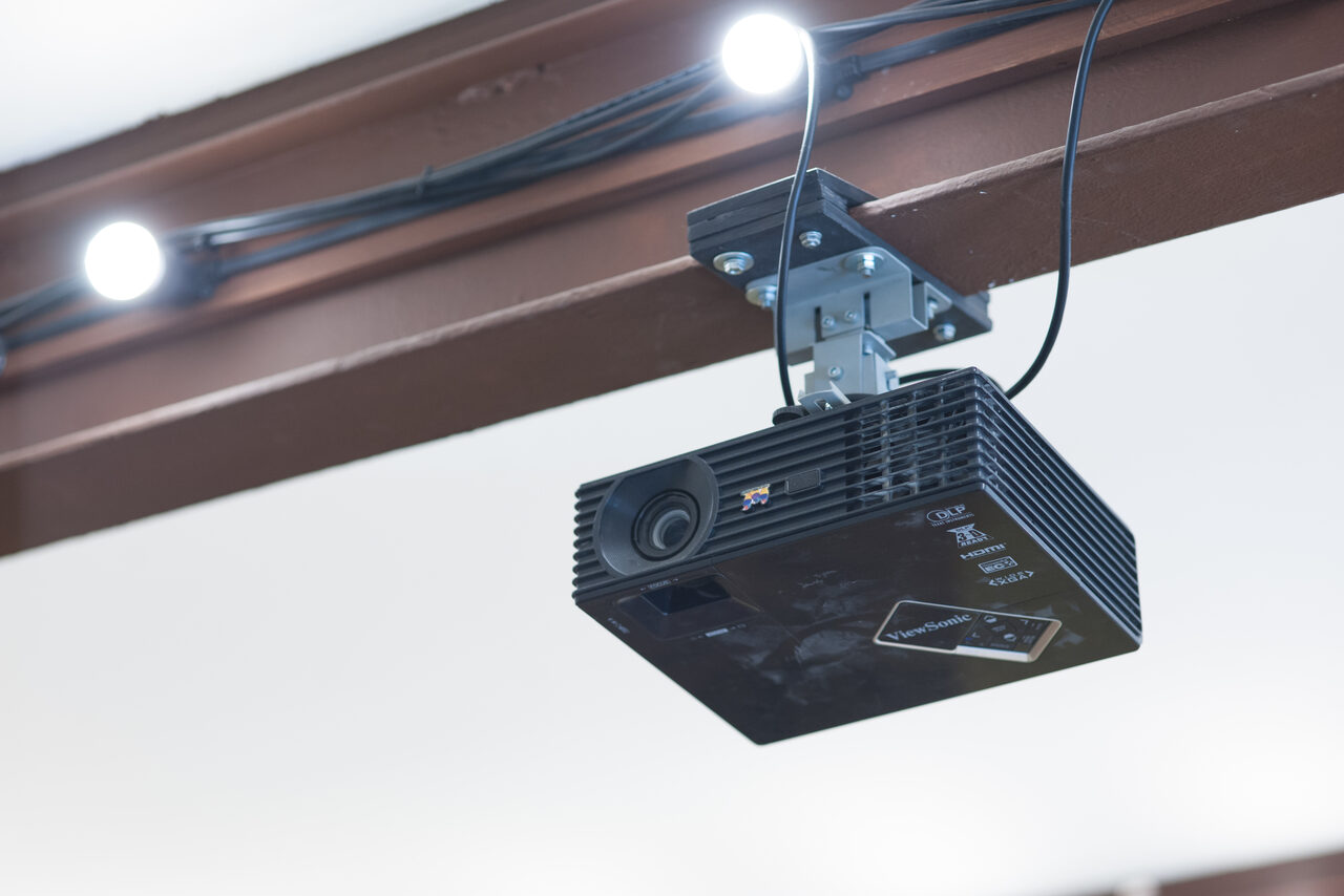 Арендовать Светлое пространство с колонной и дизайнерским потолком