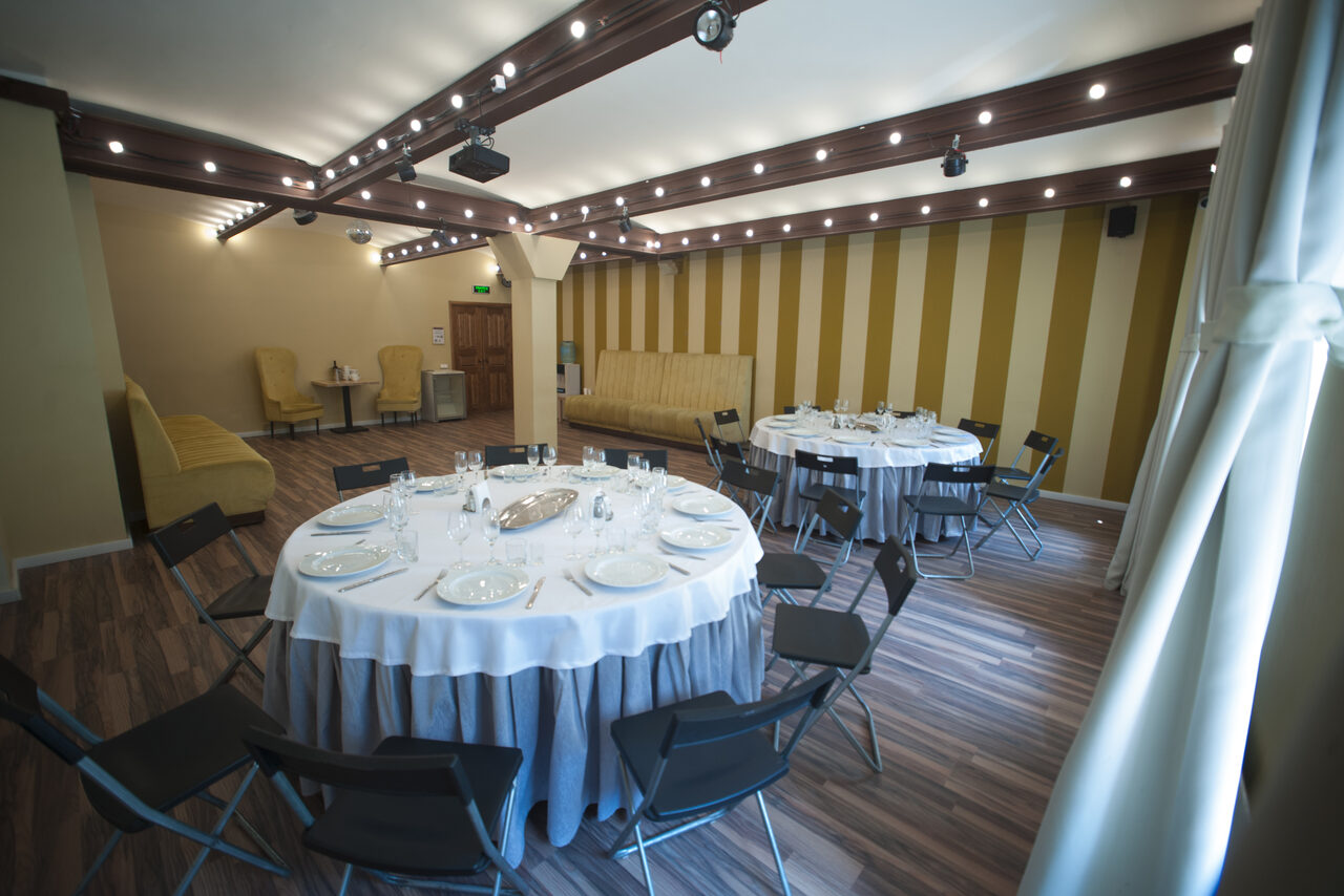 Арендовать Светлое пространство с колонной и дизайнерским потолком