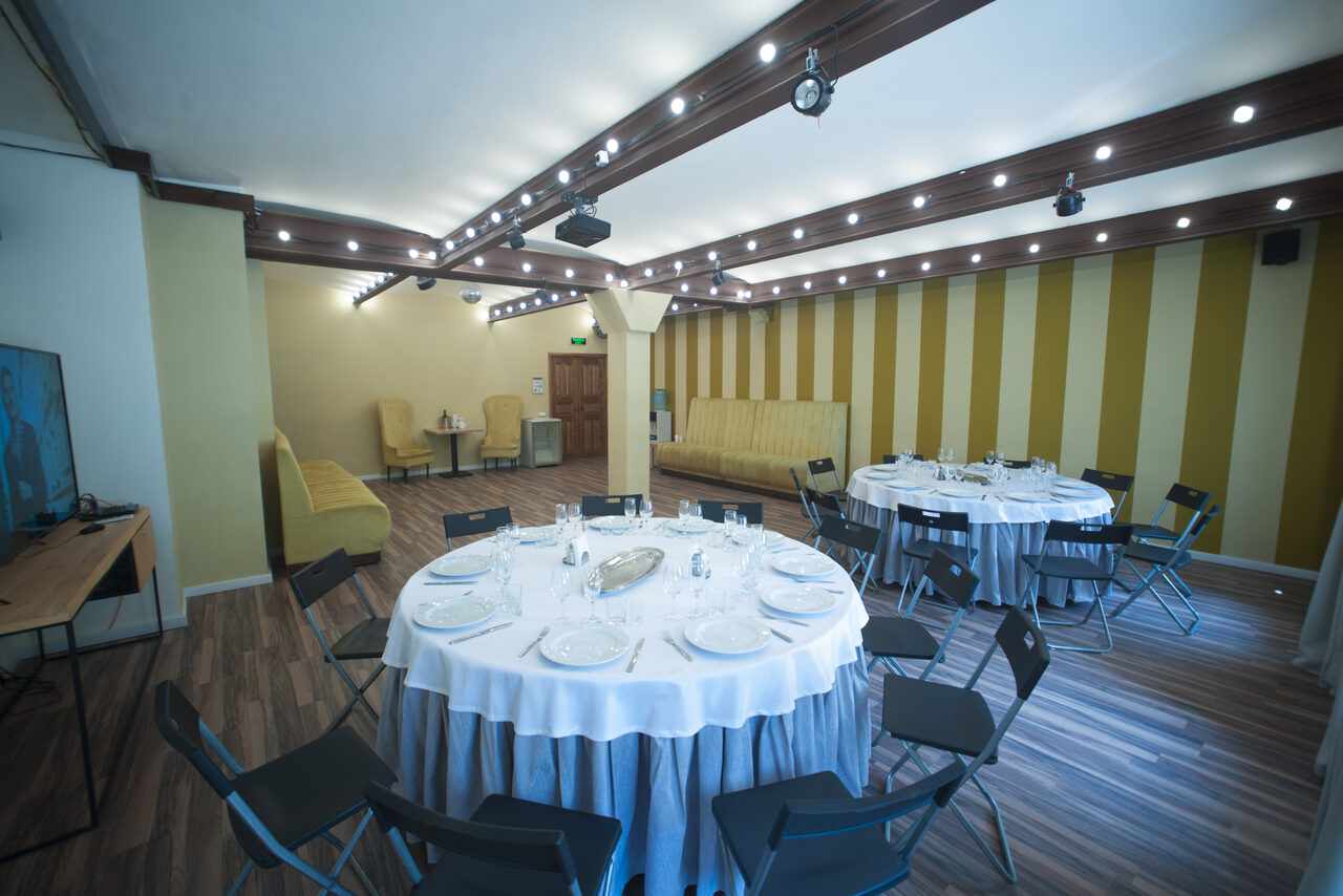 Арендовать Светлое пространство с колонной и дизайнерским потолком