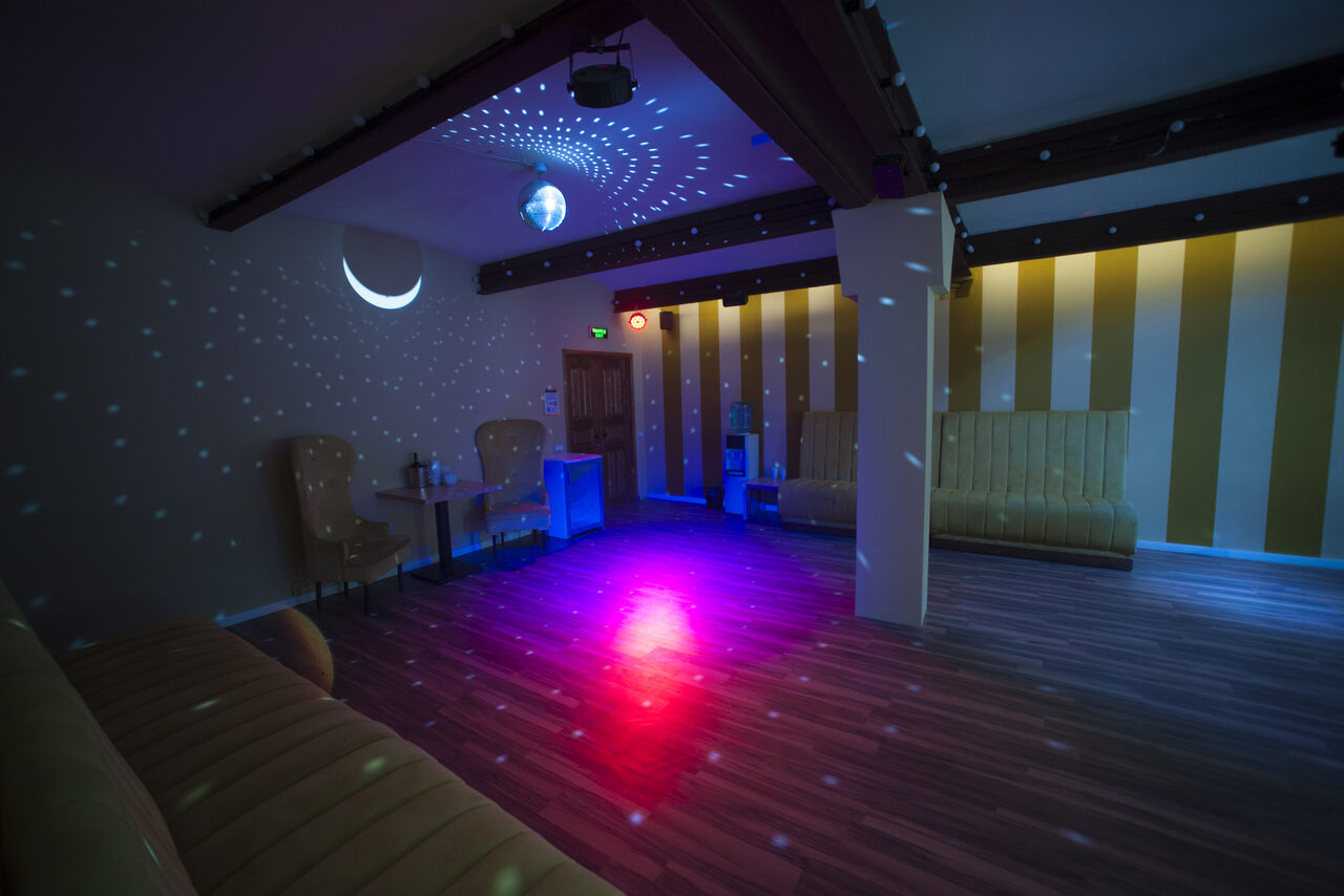 Арендовать Светлое пространство с колонной и дизайнерским потолком