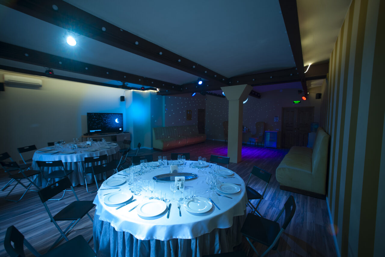 Арендовать Светлое пространство с колонной и дизайнерским потолком