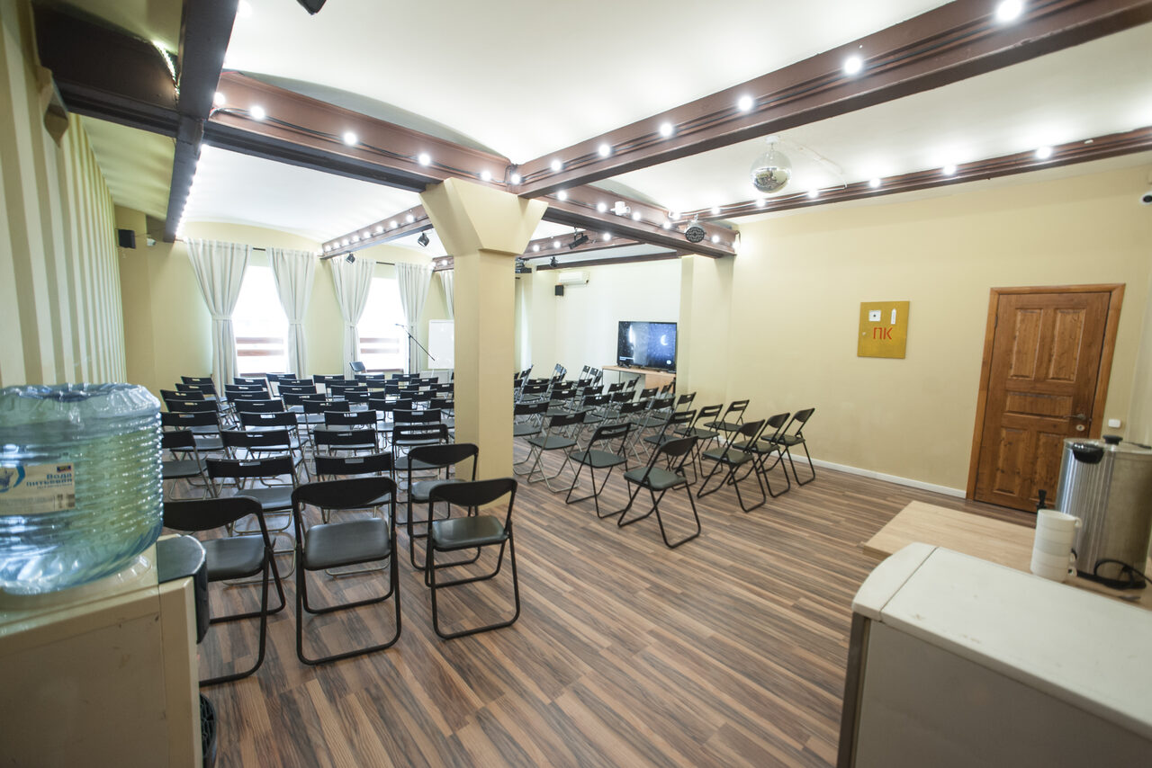 Арендовать Светлое пространство с колонной и дизайнерским потолком