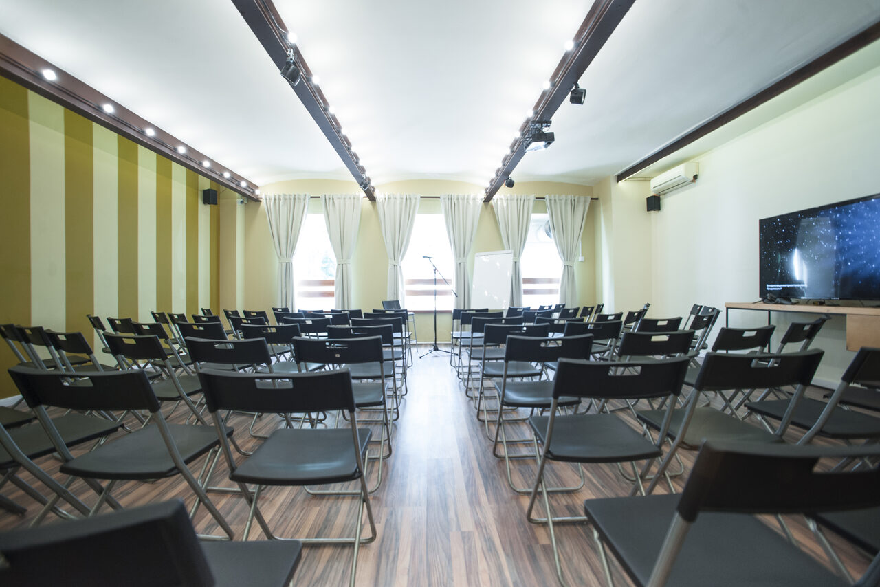 Арендовать Светлое пространство с колонной и дизайнерским потолком