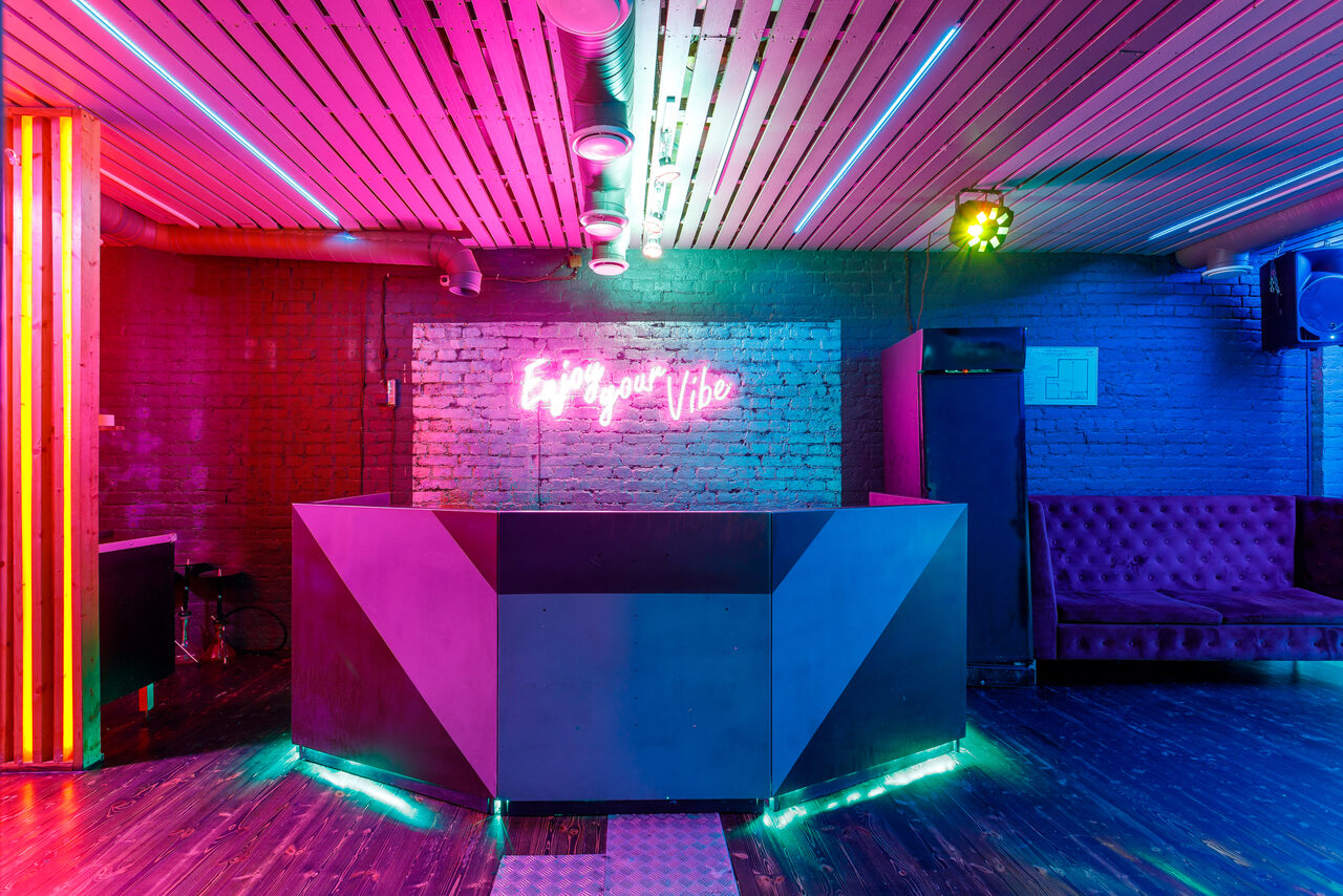 Арендовать Дизайнерское лофт-пространство с неоновой подсветкой