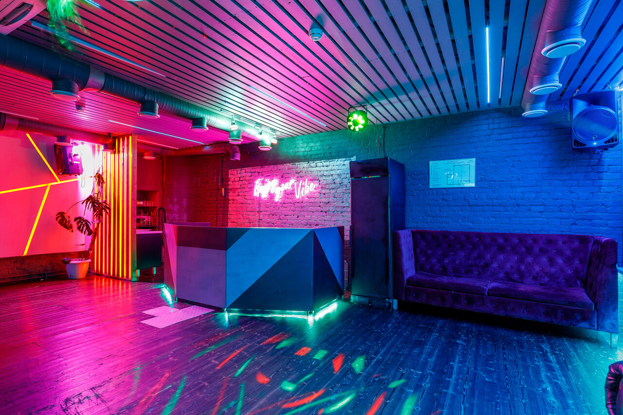 Арендовать Дизайнерское лофт-пространство с неоновой подсветкой