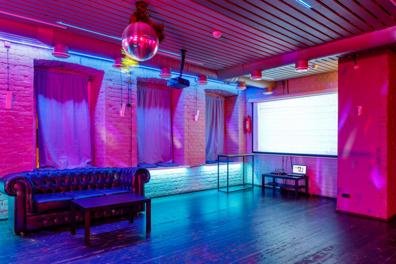 Арендовать Дизайнерское лофт-пространство с неоновой подсветкой