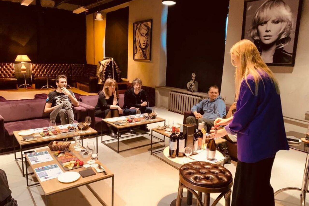 Арендовать Linza зал со сценой