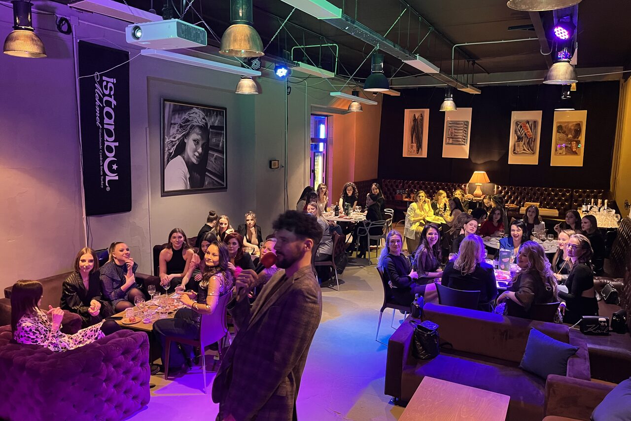 Арендовать Linza зал со сценой