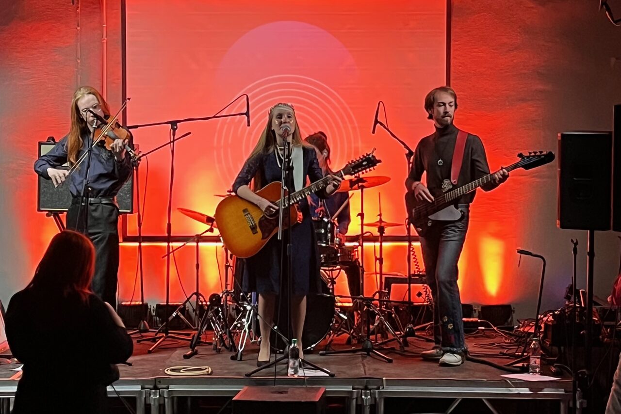 Арендовать Linza зал со сценой