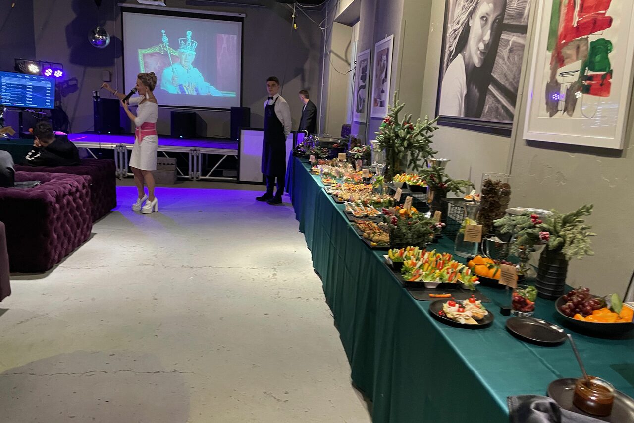 Арендовать Linza зал со сценой