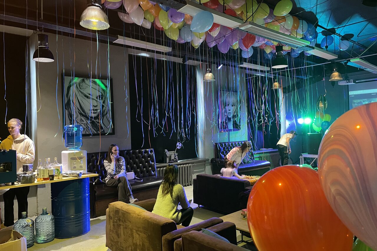 Арендовать Linza зал со сценой