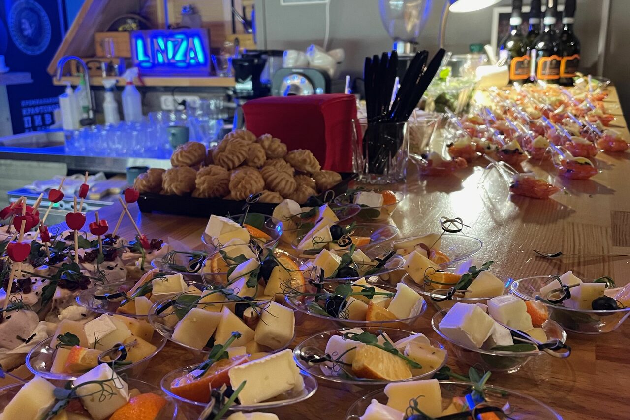 Арендовать Linza зал со сценой