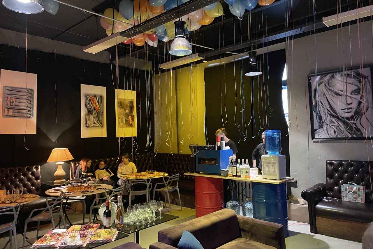 Арендовать Linza зал со сценой