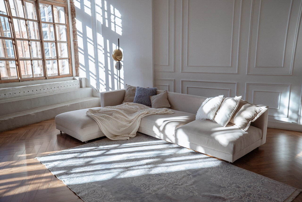 Арендовать Светлый зал с камином и большими окнами