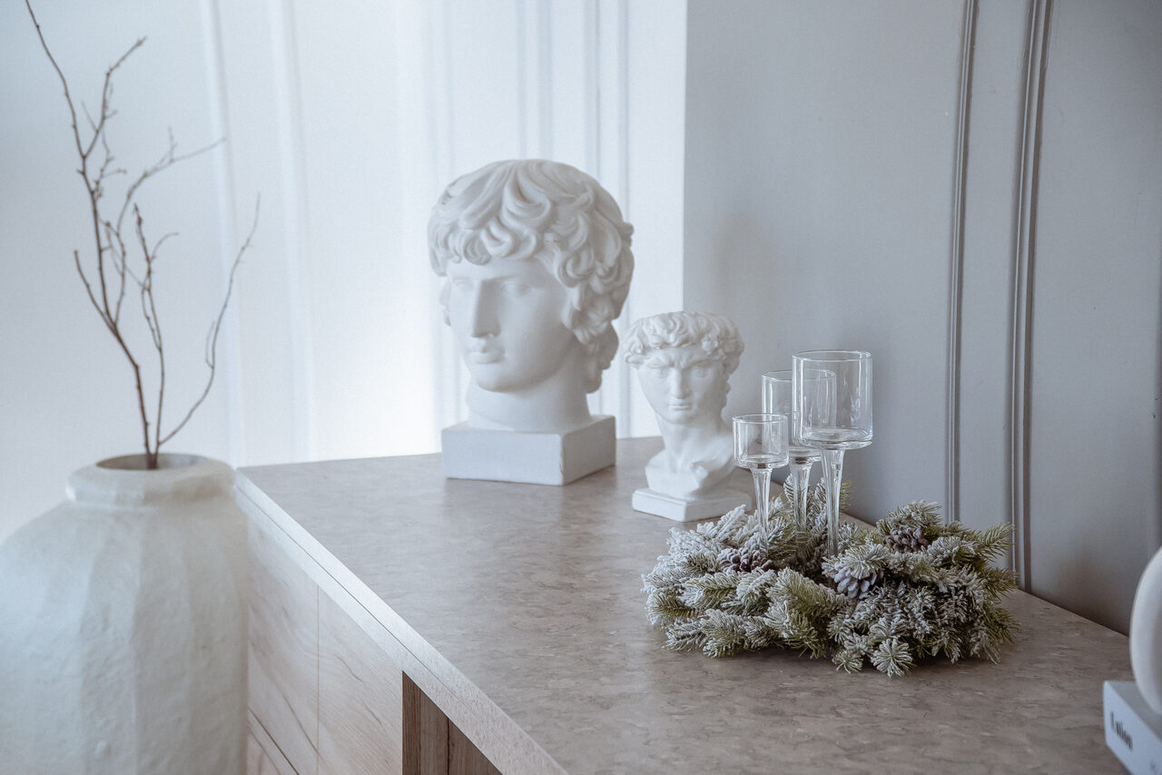 Арендовать Светлый зал с камином и большими окнами