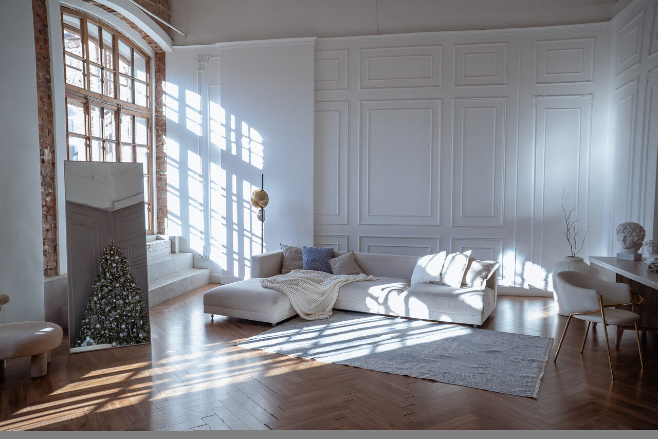 Арендовать Светлый зал с камином и большими окнами