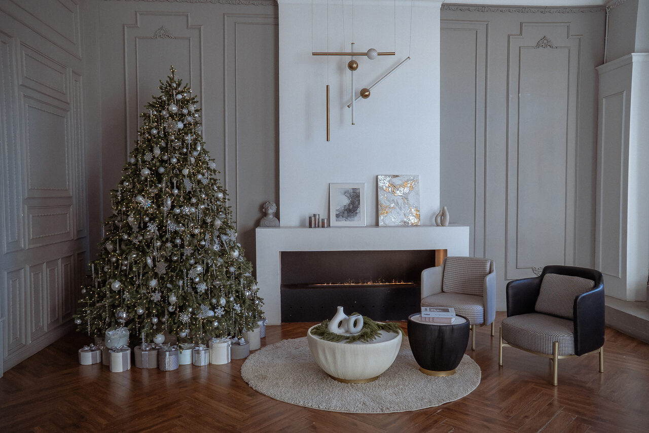 Арендовать Светлый зал с камином и большими окнами