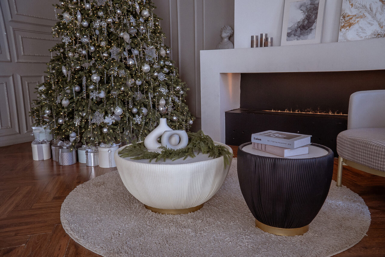 Арендовать Светлый зал с камином и большими окнами