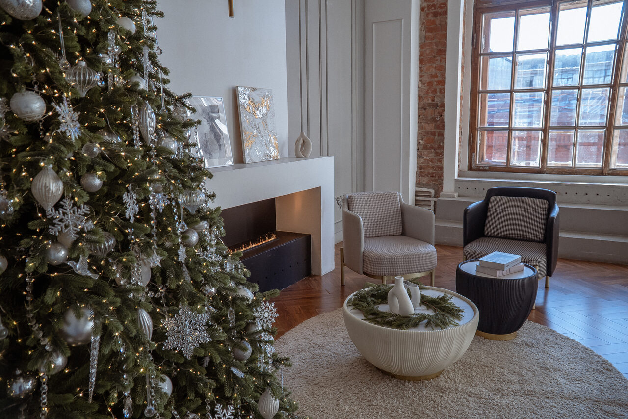 Арендовать Светлый зал с камином и большими окнами