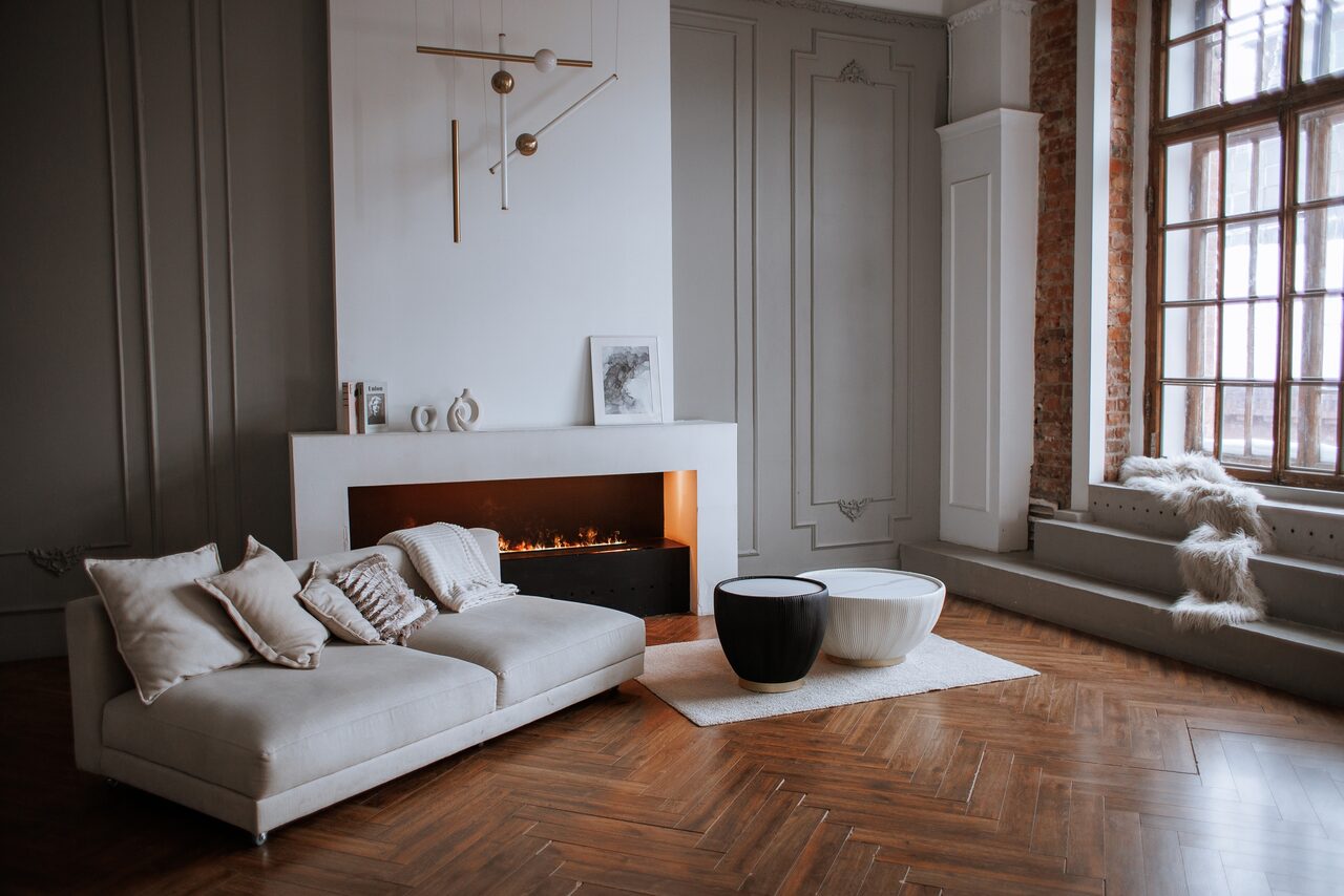 Арендовать Светлый зал с камином и большими окнами