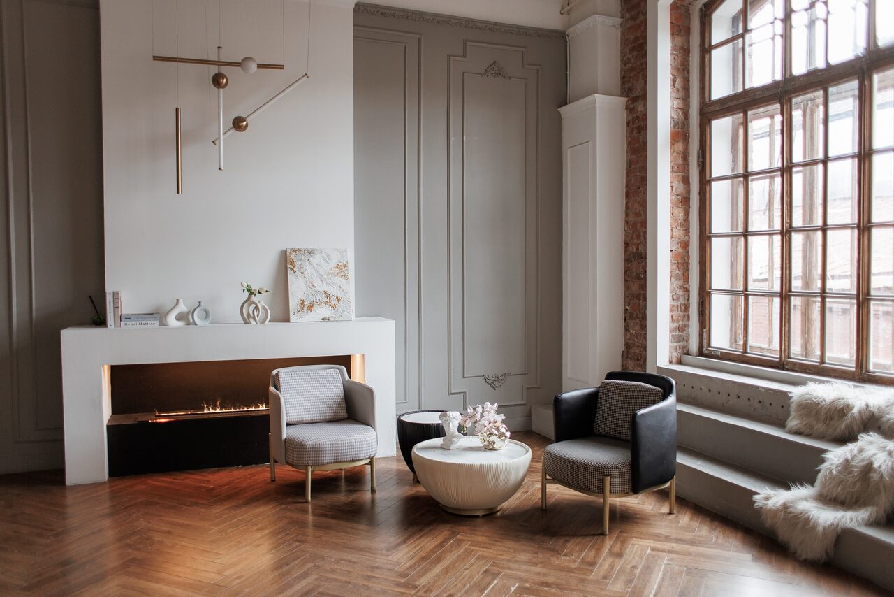 Арендовать Светлый зал с камином и большими окнами