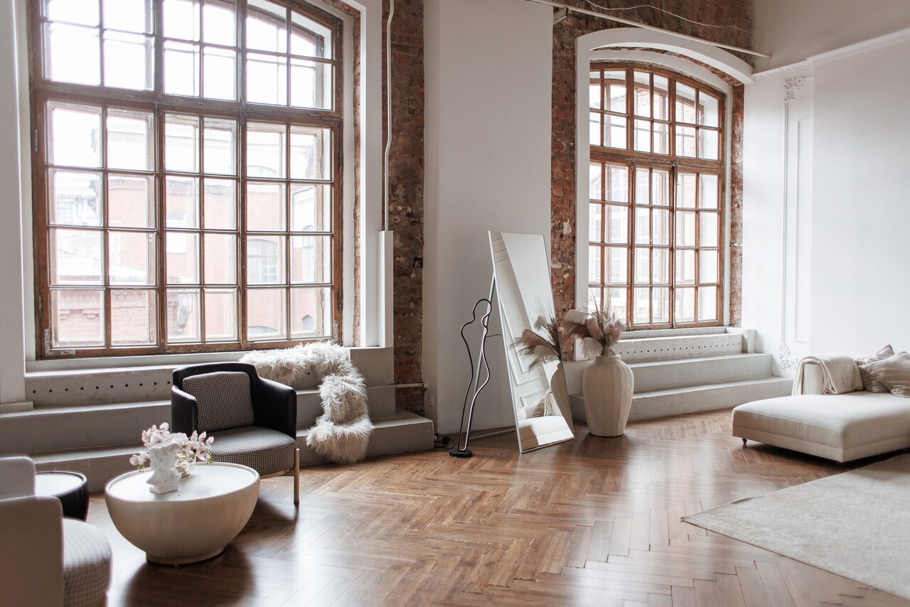 Арендовать Светлый зал с камином и большими окнами