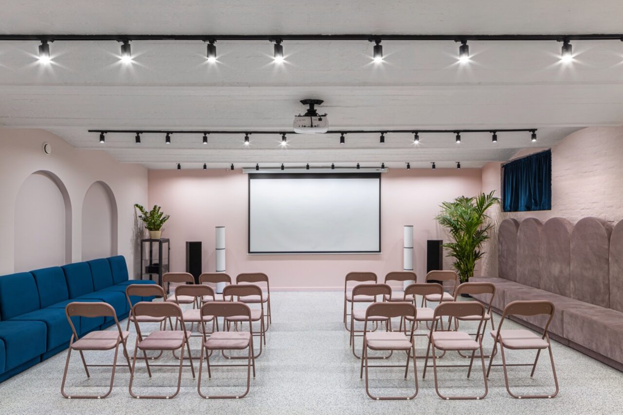 Арендовать Стилизованный лофт в сине-розовых оттенках