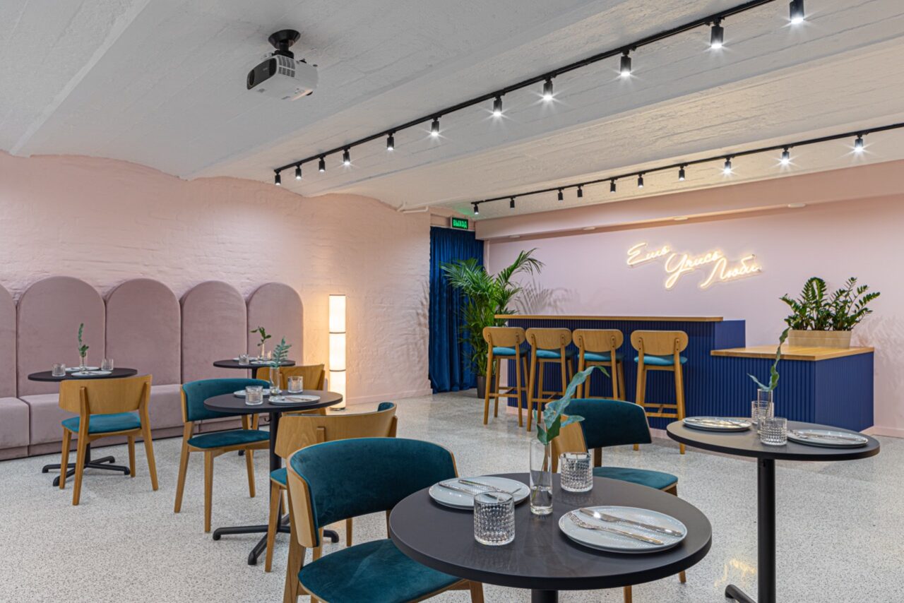 Арендовать Стилизованный лофт в сине-розовых оттенках