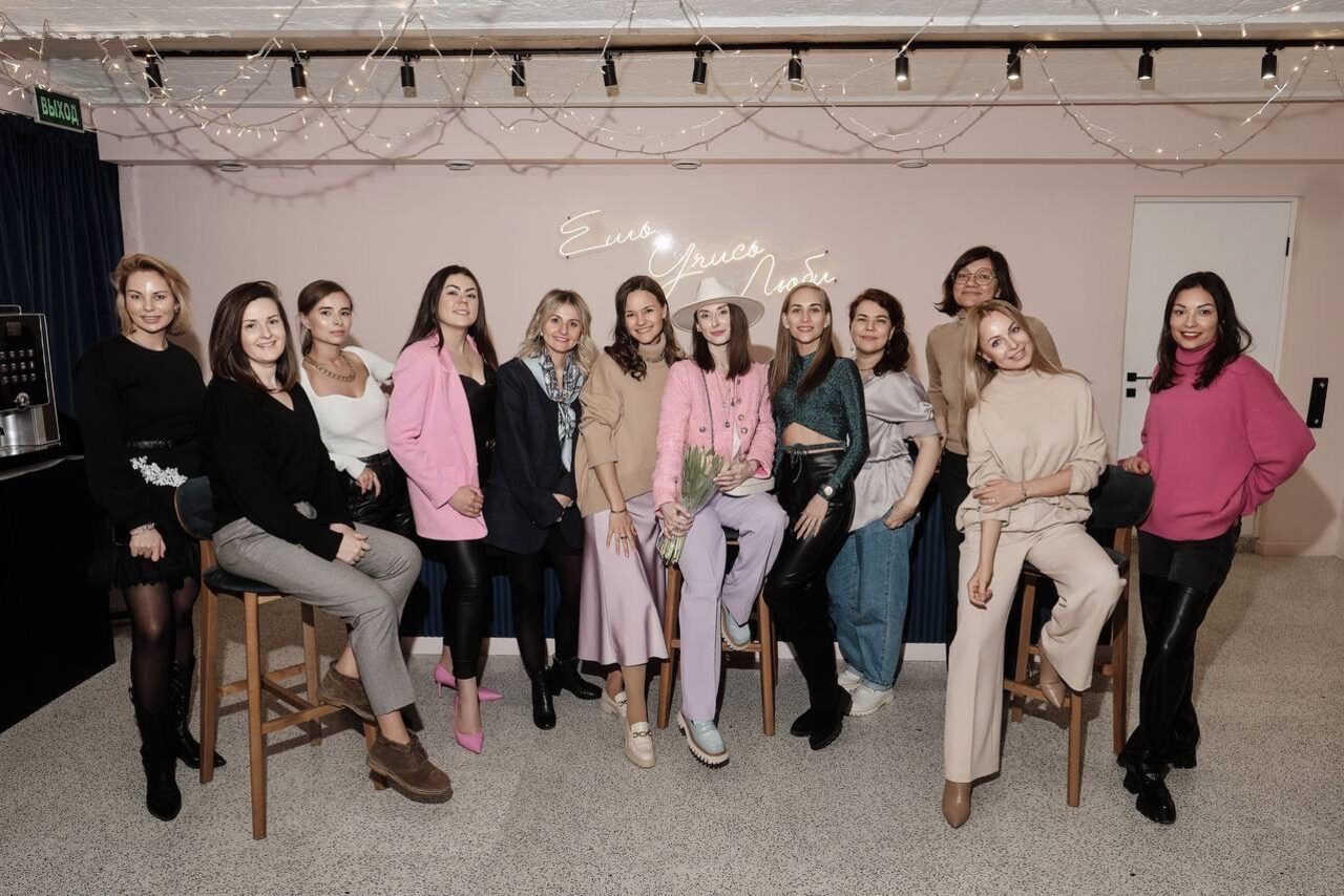 Арендовать Стилизованный лофт в сине-розовых оттенках