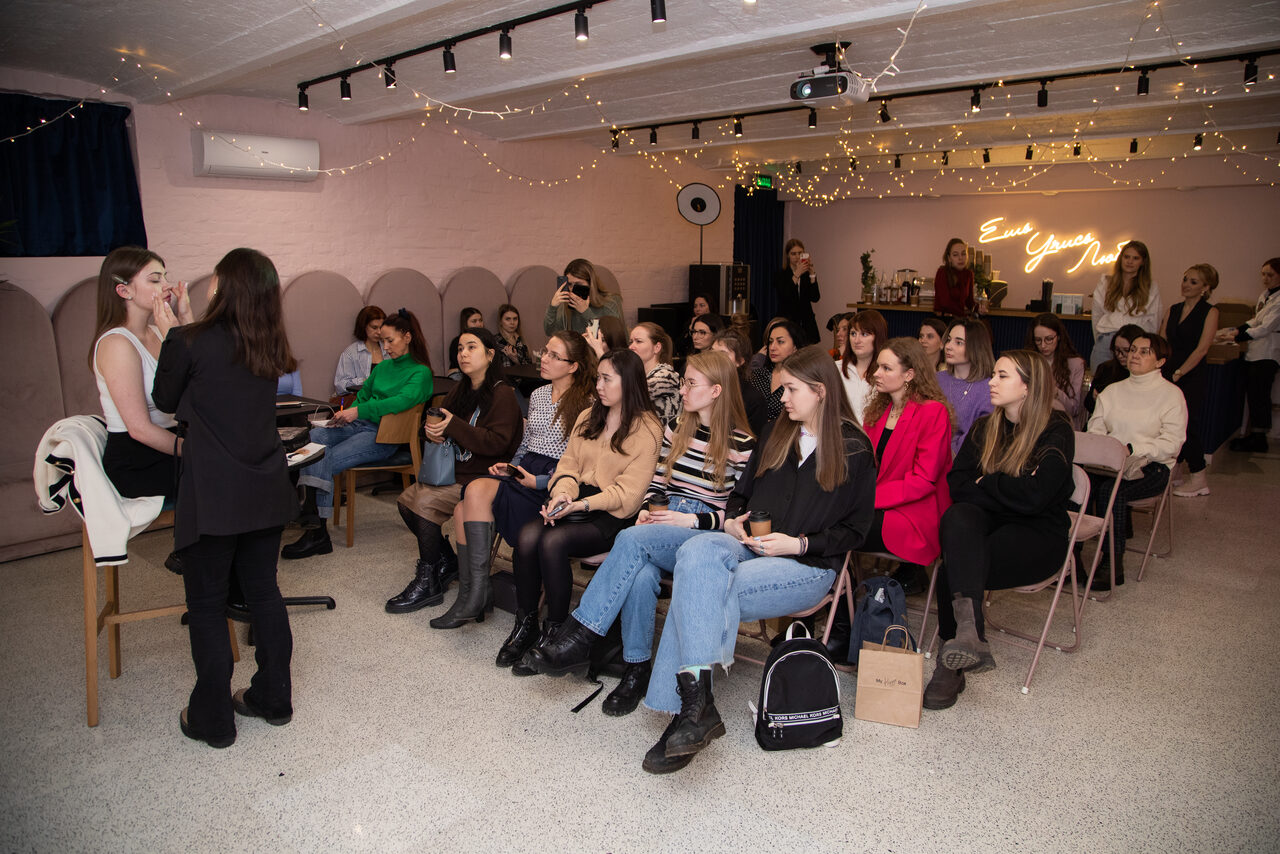 Арендовать Стилизованный лофт в сине-розовых оттенках