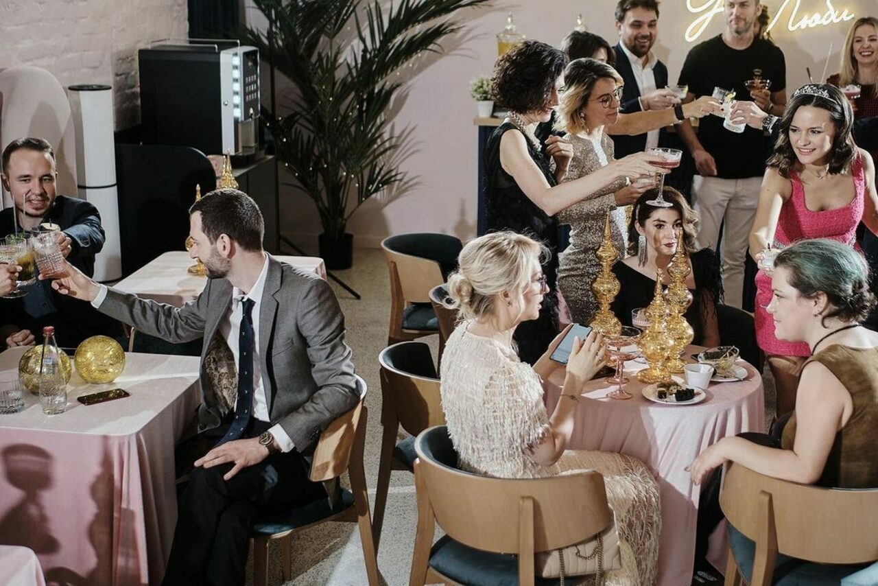 Арендовать Стилизованный лофт в сине-розовых оттенках