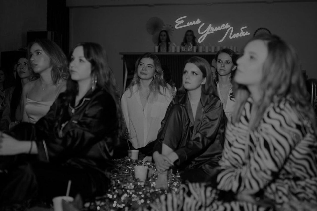 Арендовать Стилизованный лофт в сине-розовых оттенках