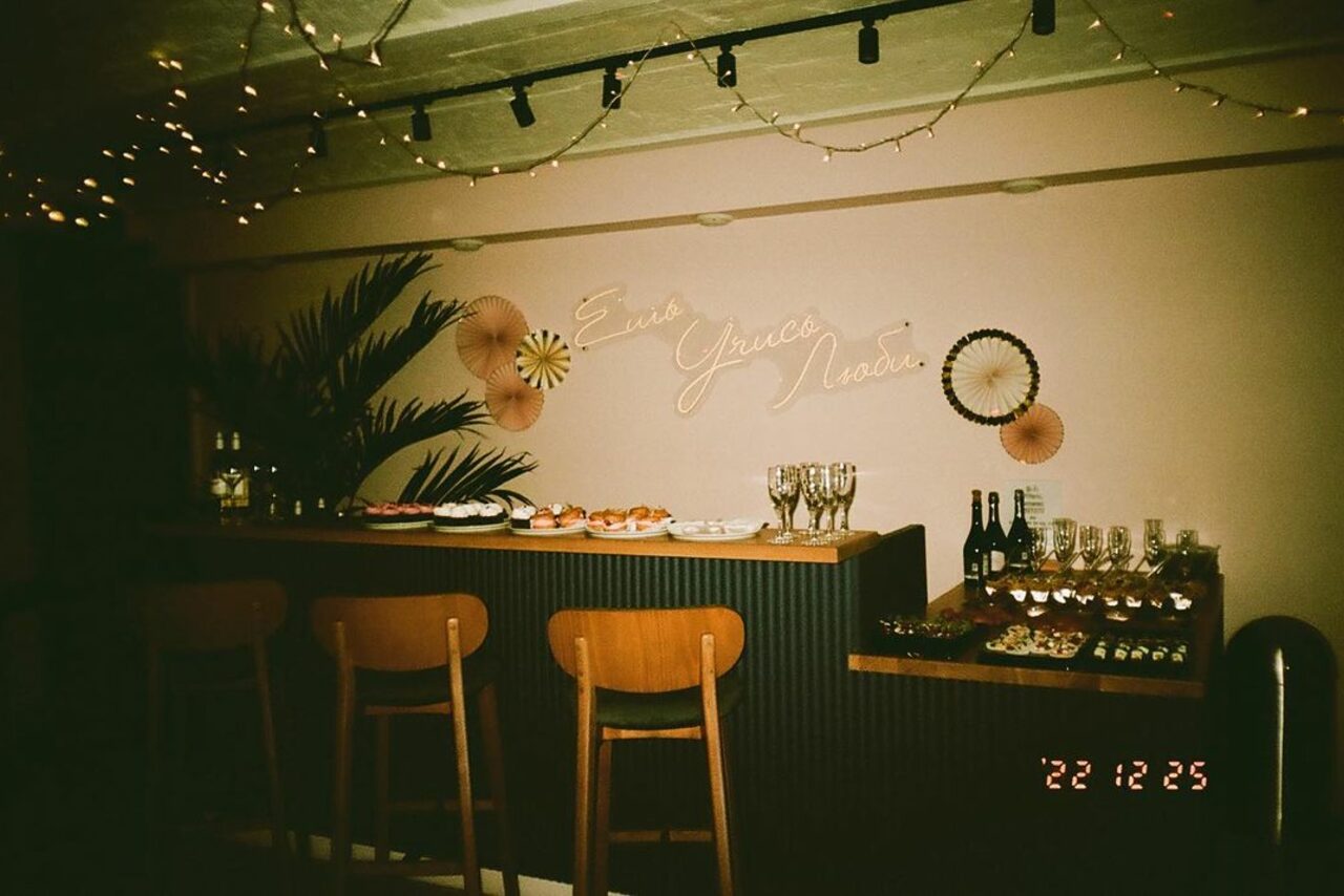 Арендовать Стилизованный лофт в сине-розовых оттенках