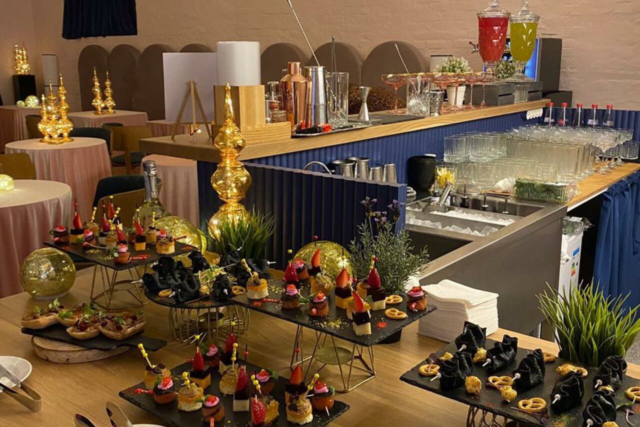 Арендовать Стилизованный лофт в сине-розовых оттенках