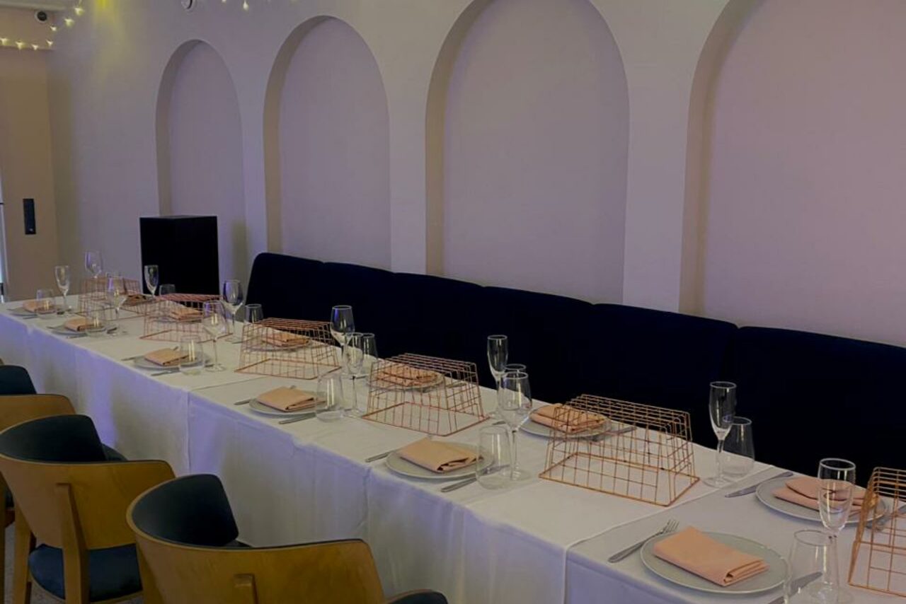 Арендовать Стилизованный лофт в сине-розовых оттенках