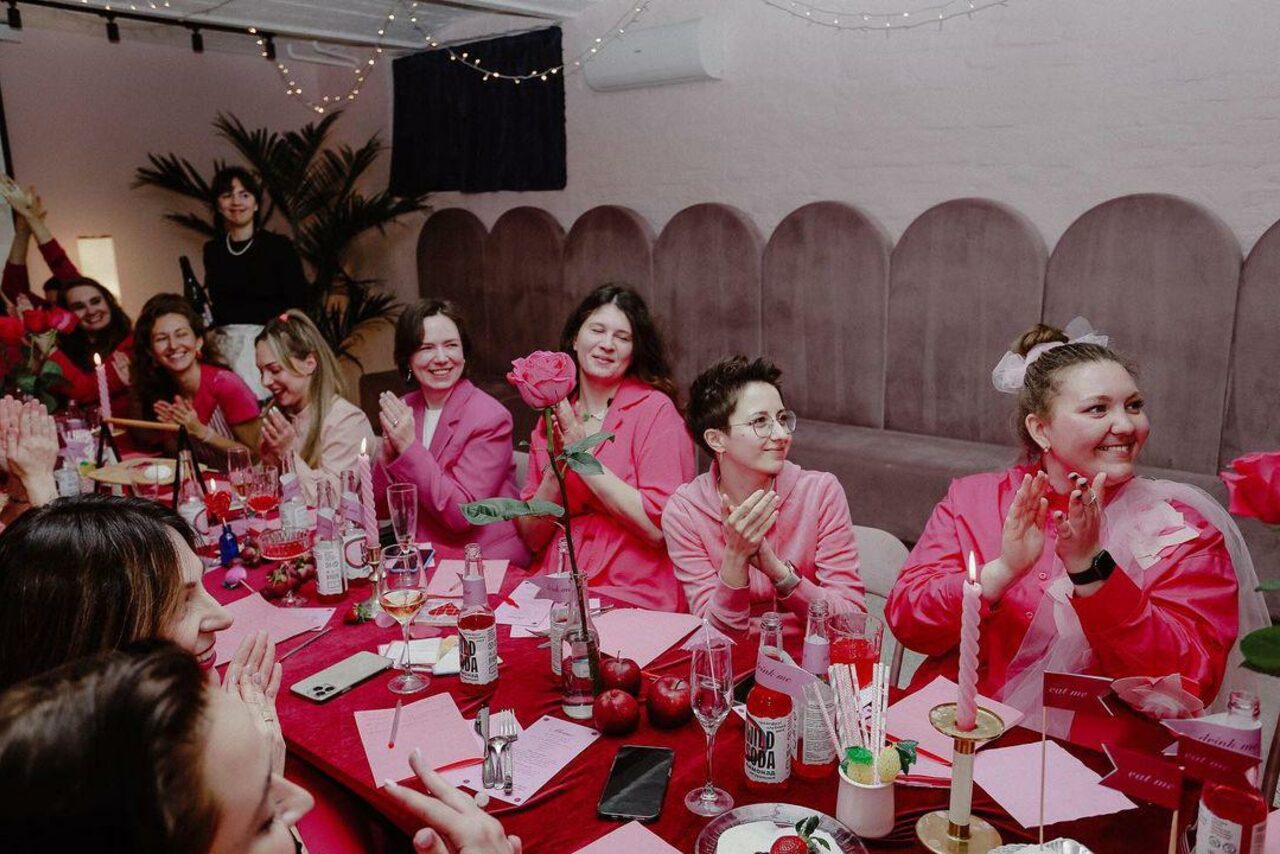 Арендовать Стилизованный лофт в сине-розовых оттенках