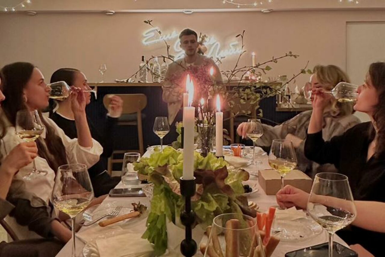 Арендовать Стилизованный лофт в сине-розовых оттенках