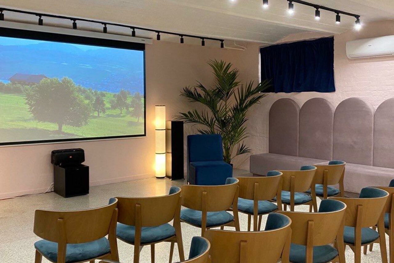 Арендовать Стилизованный лофт в сине-розовых оттенках