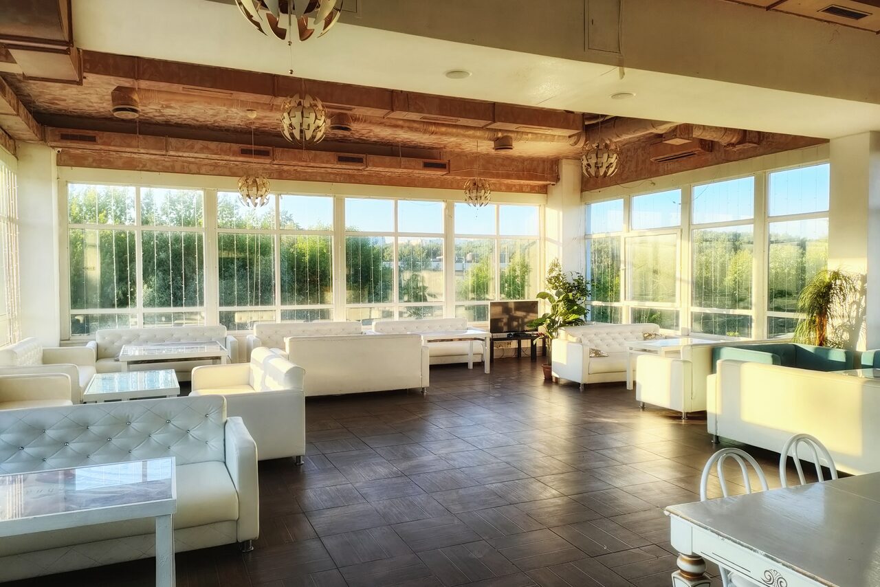 Арендовать Светлая площадка с панорамными окнами