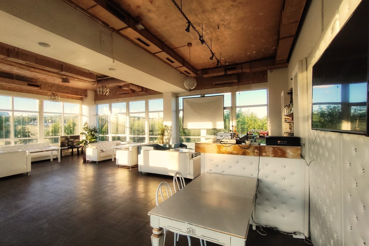 Арендовать Светлая площадка с панорамными окнами