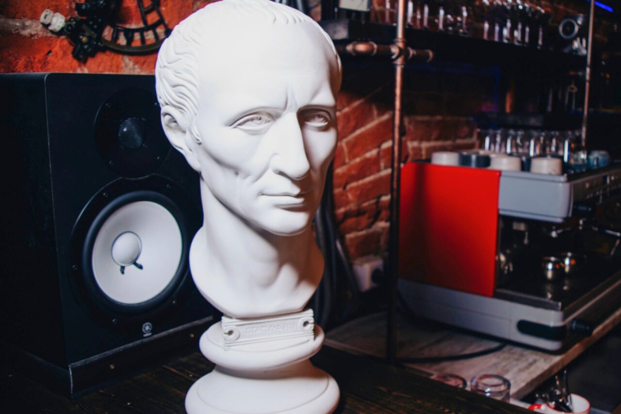 Арендовать Лофт с витражными окнами